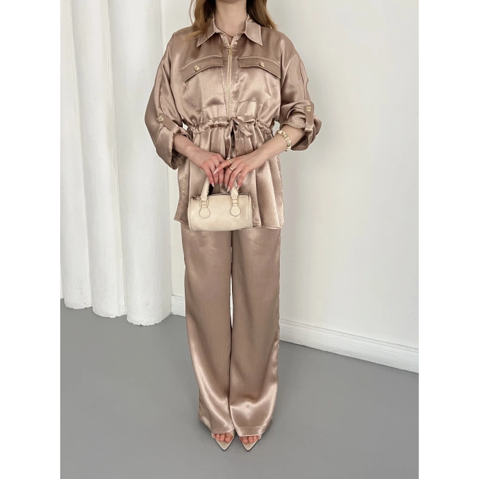 Belden Bağlama Detaylı Fermuarlı Saten Takım Vizon