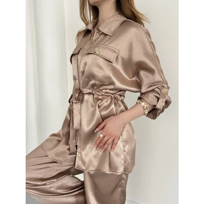 Belden Bağlama Detaylı Fermuarlı Saten Takım Vizon