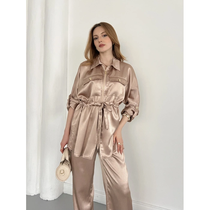 Belden Bağlama Detaylı Fermuarlı Saten Takım Vizon