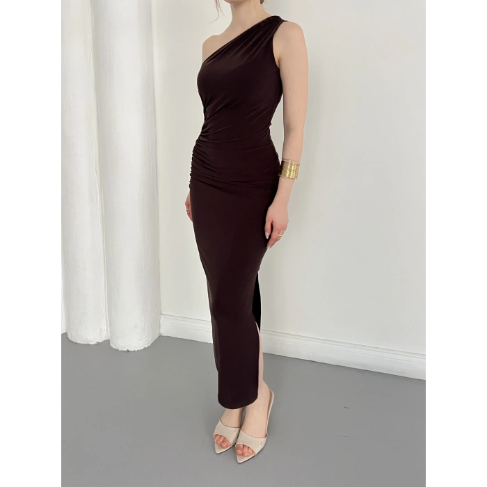 Tek Omuz Büzgü Detaylı Yırmaçlı Sandy Elbise Kahve