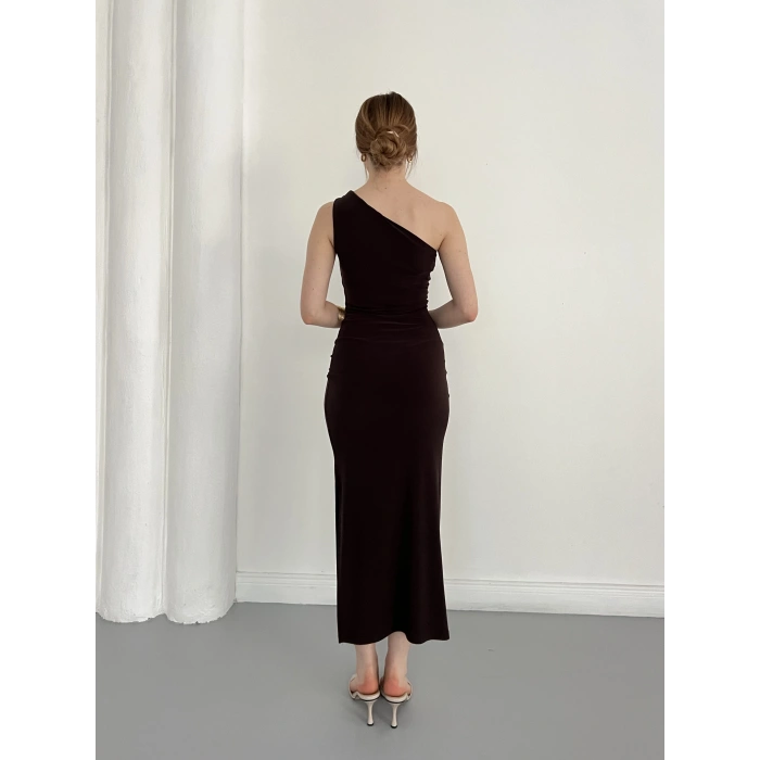 Tek Omuz Büzgü Detaylı Yırmaçlı Sandy Elbise Kahve