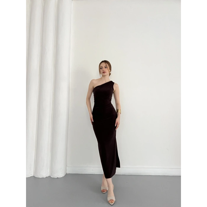 Tek Omuz Büzgü Detaylı Yırmaçlı Sandy Elbise Kahve