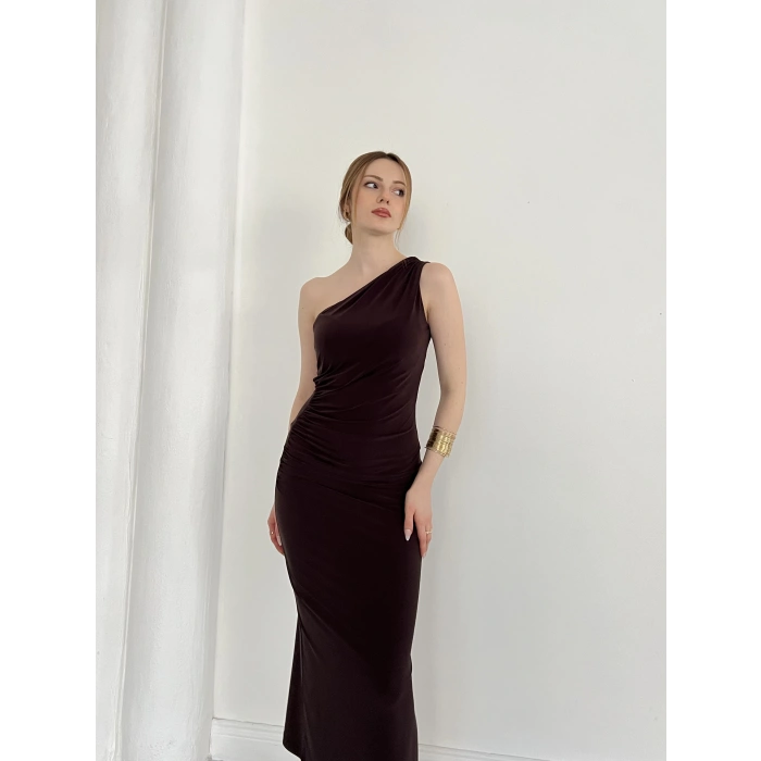 Tek Omuz Büzgü Detaylı Yırmaçlı Sandy Elbise Kahve