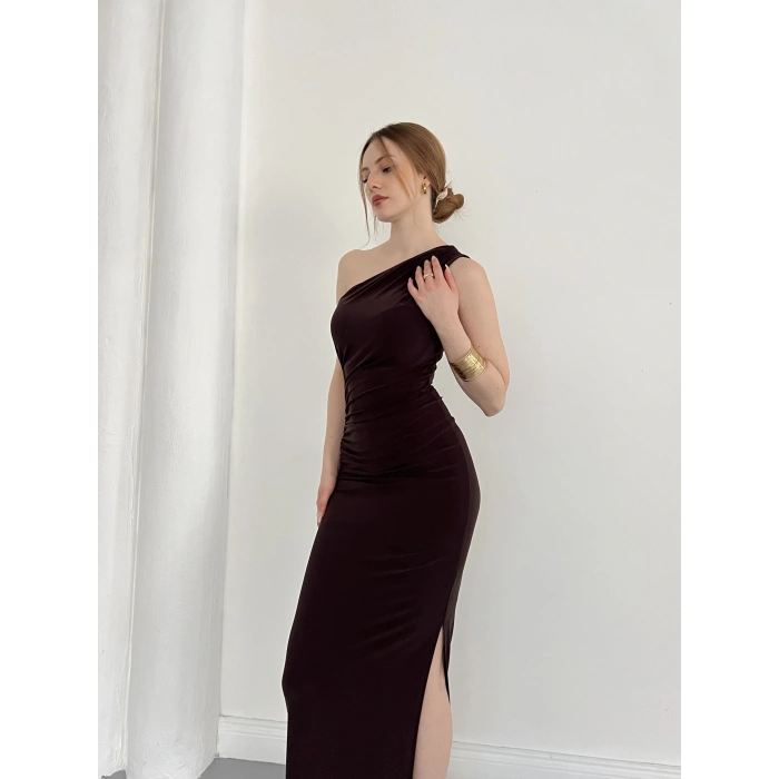 Tek Omuz Büzgü Detaylı Yırmaçlı Sandy Elbise Kahve