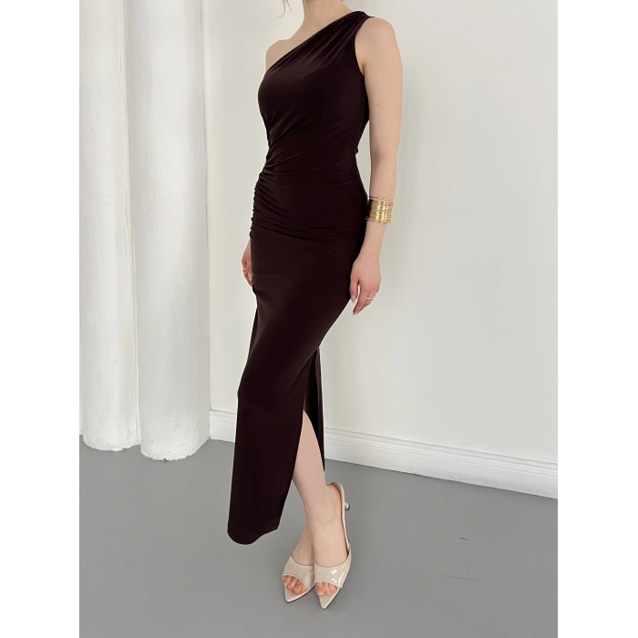 Tek Omuz Büzgü Detaylı Yırmaçlı Sandy Elbise Kahve