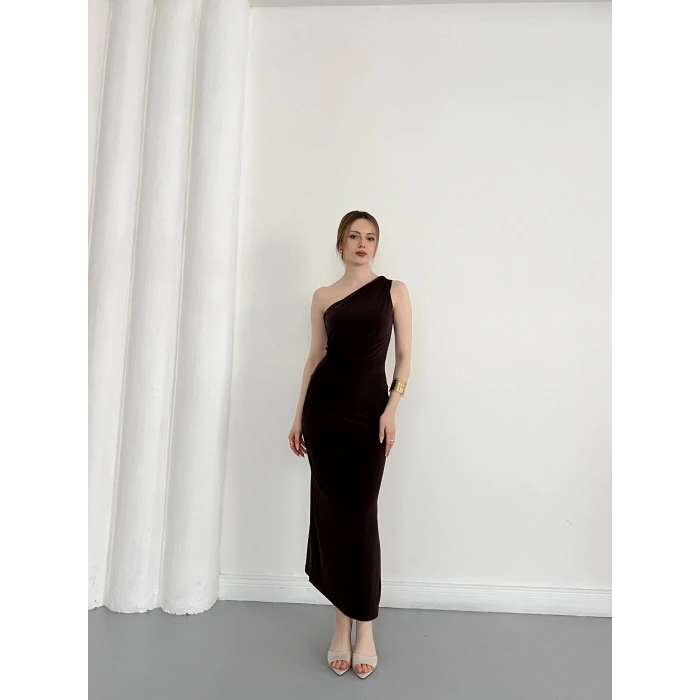 Tek Omuz Büzgü Detaylı Yırmaçlı Sandy Elbise Kahve