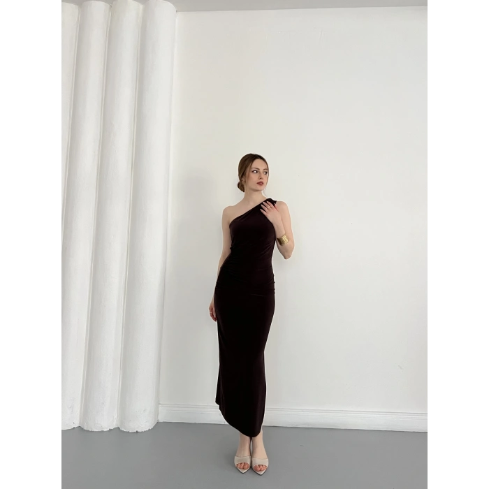 Tek Omuz Büzgü Detaylı Yırmaçlı Sandy Elbise Kahve