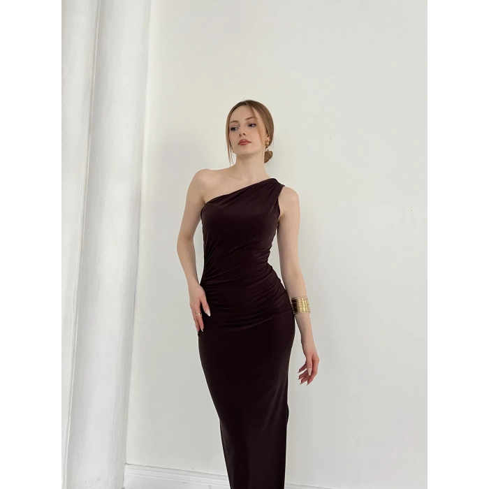 Tek Omuz Büzgü Detaylı Yırmaçlı Sandy Elbise Kahve