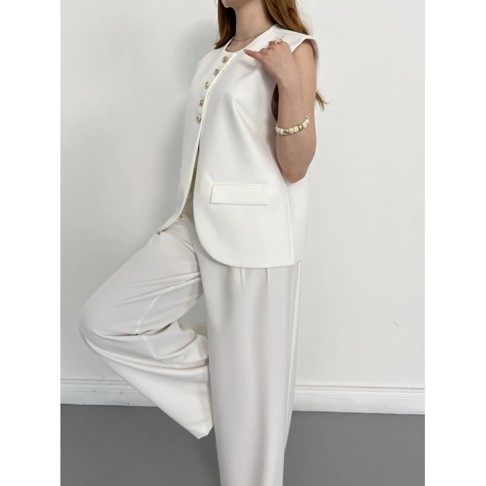 Gold Düğme Detaylı Tasarım Yelekli Takım Beyaz