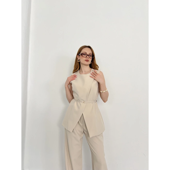 Bel Kemerli Asimetrik Kesim Yelekli Takım Bej