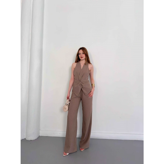 Ön Büzgü Detaylı Yelekli Takım Vizon