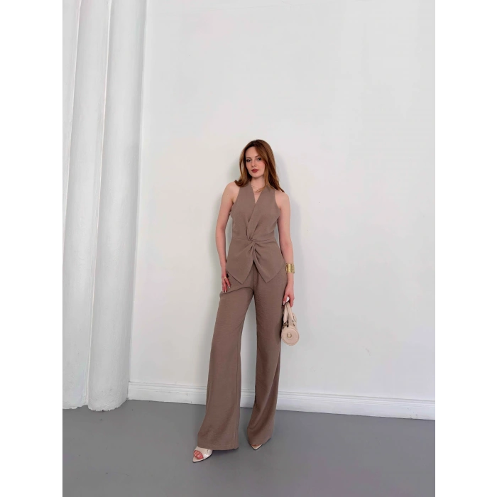 Ön Büzgü Detaylı Yelekli Takım Vizon