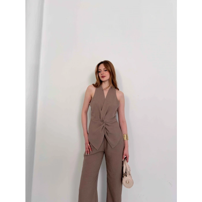 Ön Büzgü Detaylı Yelekli Takım Vizon