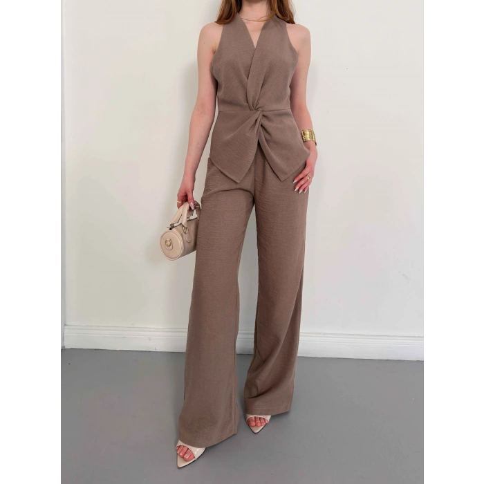 Ön Büzgü Detaylı Yelekli Takım Vizon