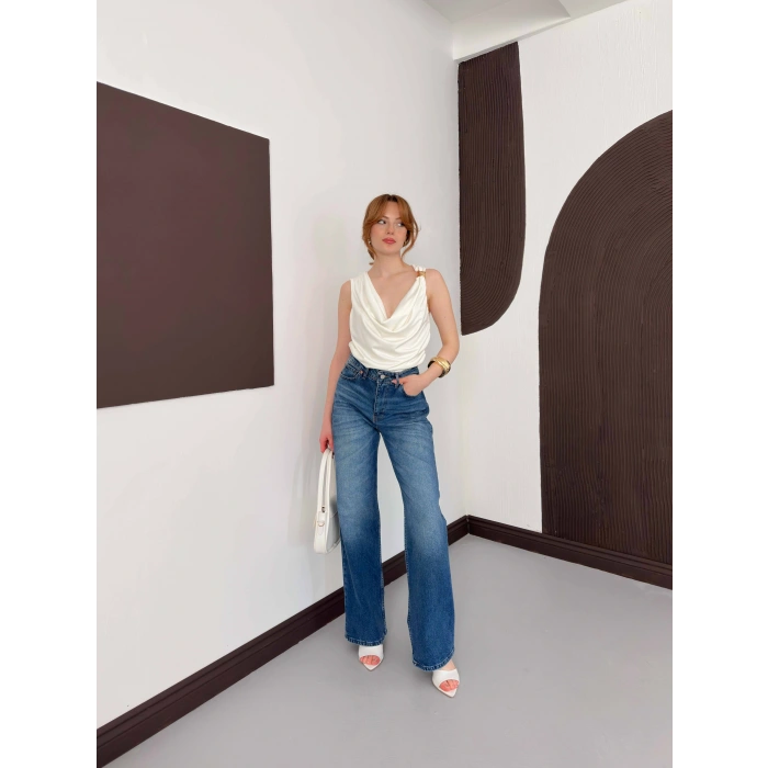 Aksesuar Detaylı Dekolte Bluz Beyaz