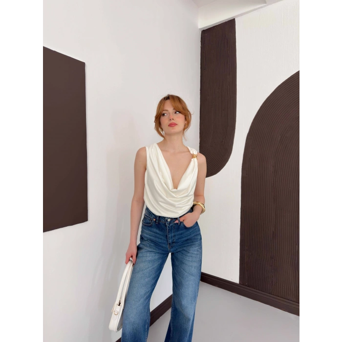 Aksesuar Detaylı Dekolte Bluz Beyaz