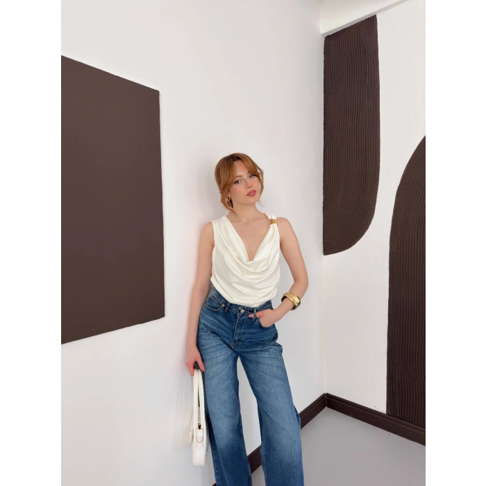 Aksesuar Detaylı Dekolte Bluz Beyaz