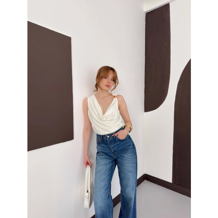 Aksesuar Detaylı Dekolte Bluz Beyaz