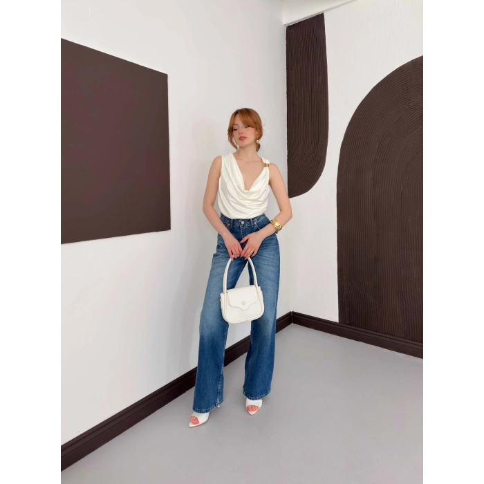 Aksesuar Detaylı Dekolte Bluz Beyaz