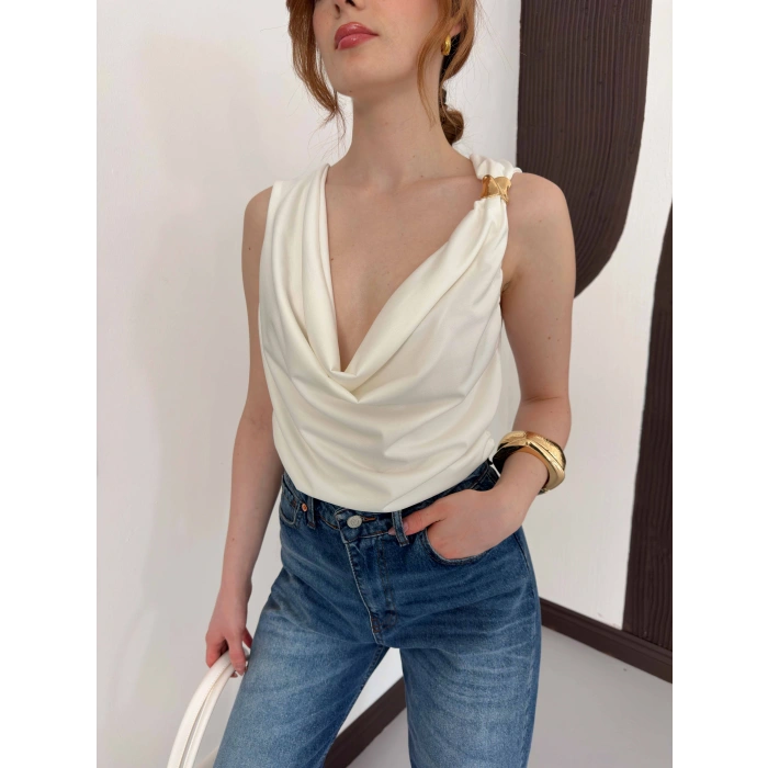 Aksesuar Detaylı Dekolte Bluz Beyaz