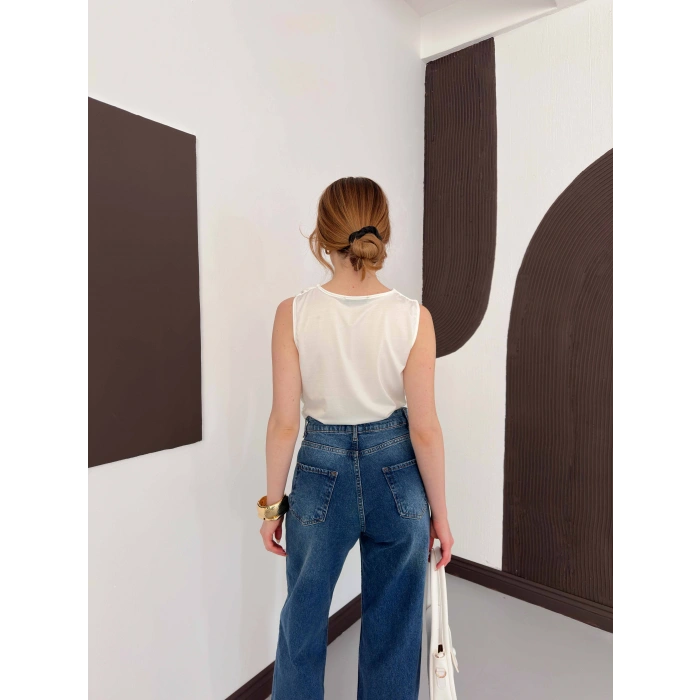 Aksesuar Detaylı Dekolte Bluz Beyaz