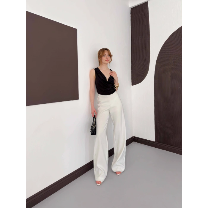 Aksesuar Detaylı Dekolte Bluz Siyah