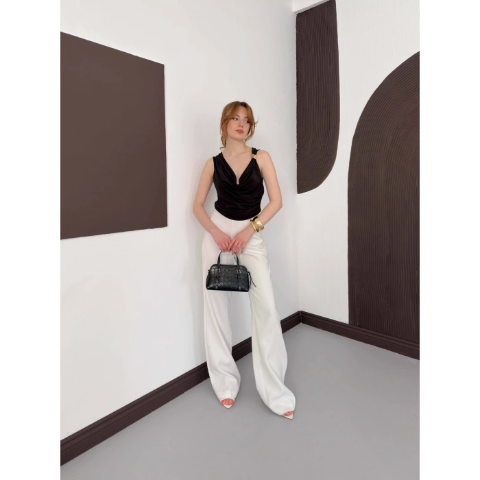 Aksesuar Detaylı Dekolte Bluz Siyah