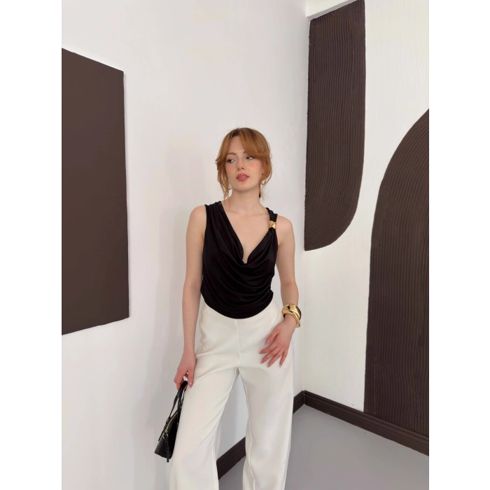 Aksesuar Detaylı Dekolte Bluz Siyah