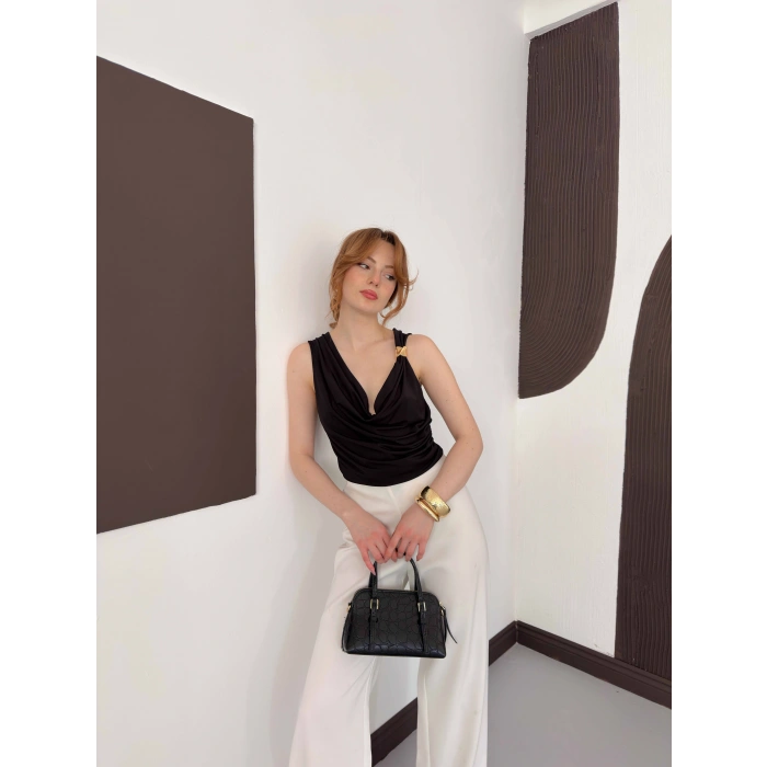 Aksesuar Detaylı Dekolte Bluz Siyah