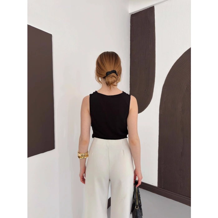 Aksesuar Detaylı Dekolte Bluz Siyah