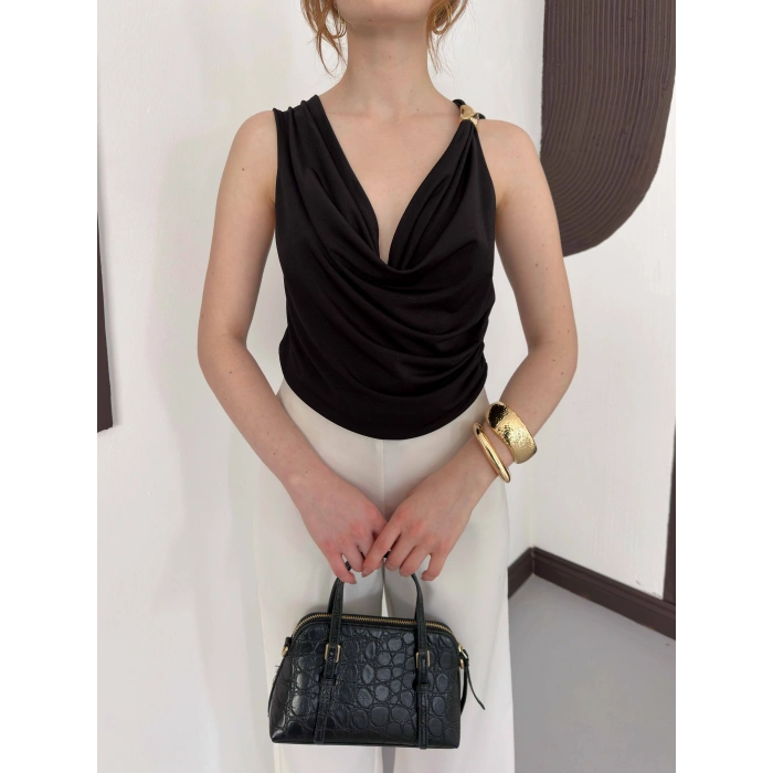 Aksesuar Detaylı Dekolte Bluz Siyah