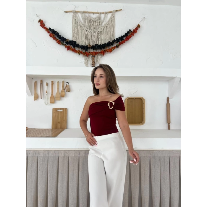 Aksesuar Detaylı Tek Omuz Bluz Bordo