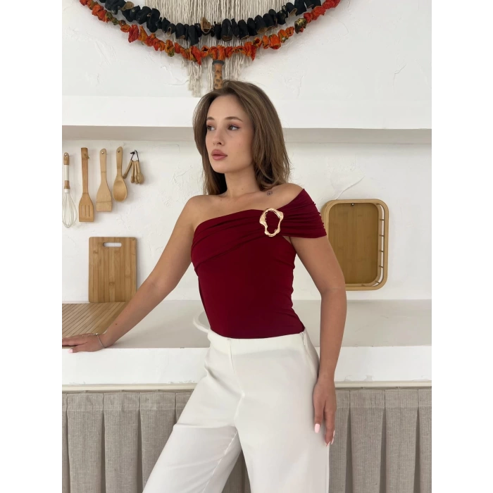 Aksesuar Detaylı Tek Omuz Bluz Bordo