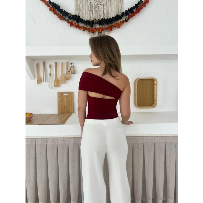 Aksesuar Detaylı Tek Omuz Bluz Bordo