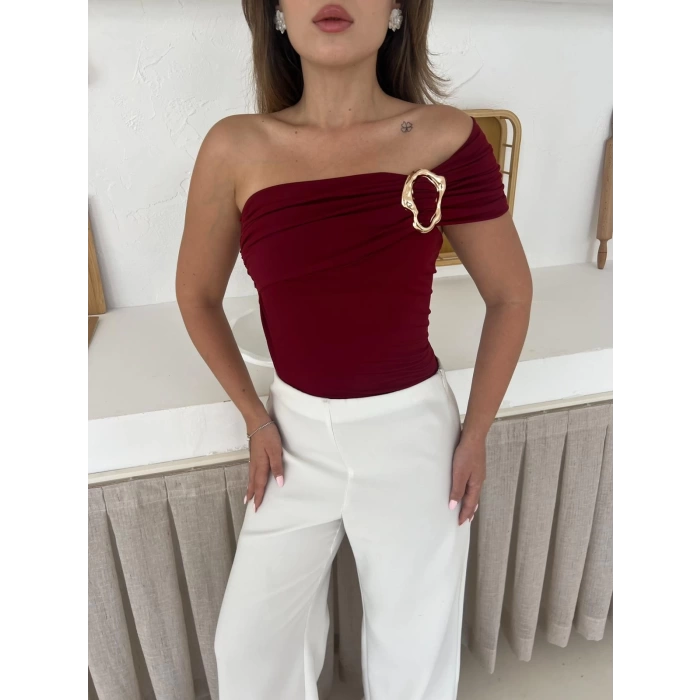 Aksesuar Detaylı Tek Omuz Bluz Bordo