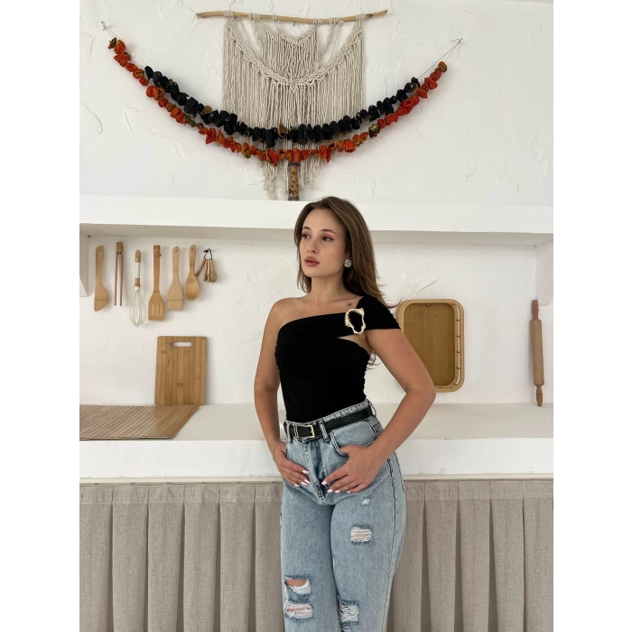Aksesuar Detaylı Tek Omuz Bluz Siyah