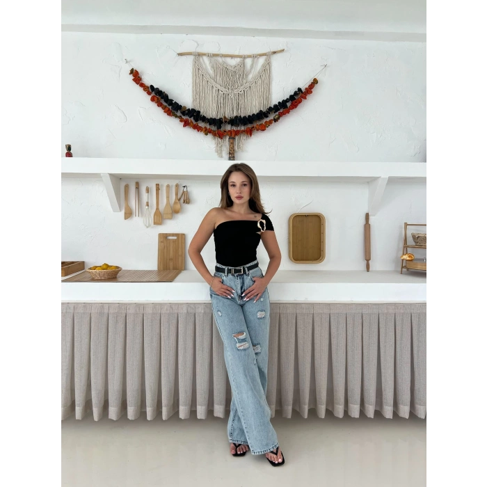 Aksesuar Detaylı Tek Omuz Bluz Siyah