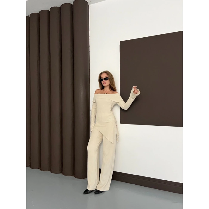 Asimetrik Madonna Yaka Takım Bej