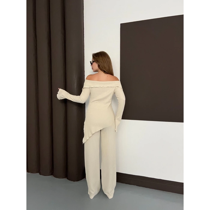 Asimetrik Madonna Yaka Takım Bej