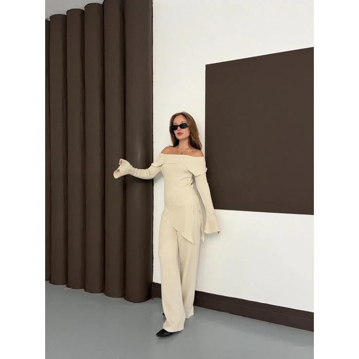 Asimetrik Madonna Yaka Takım Bej