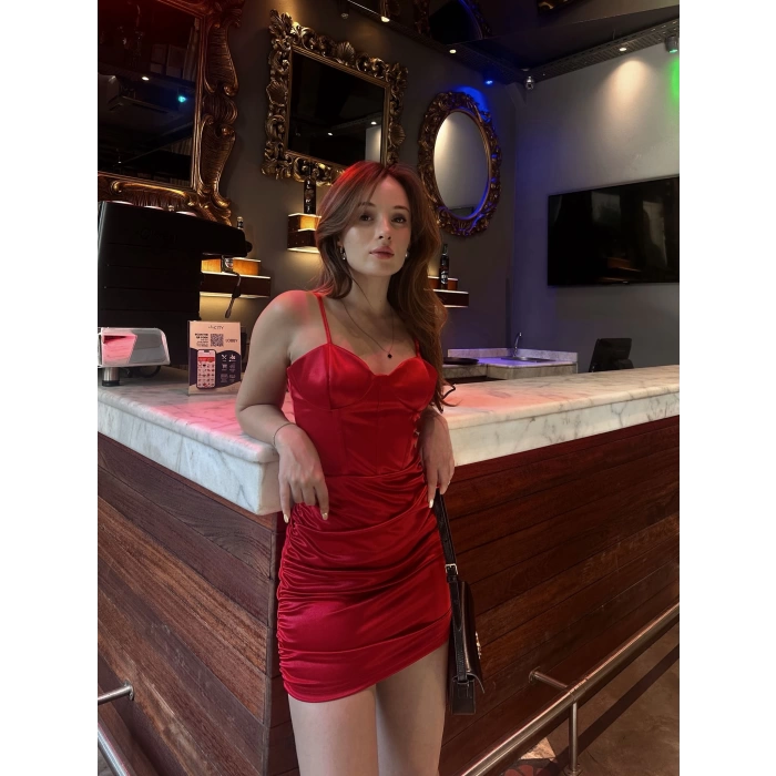 Askılı Büzgü Detaylı Saten Elbise Kırmızı