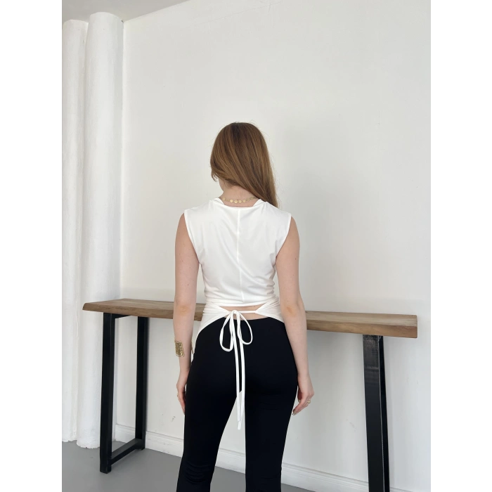Bel Pencere Detaylı Bluz Beyaz