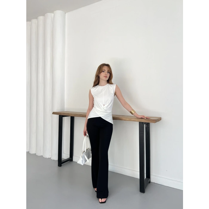 Bel Pencere Detaylı Bluz Beyaz