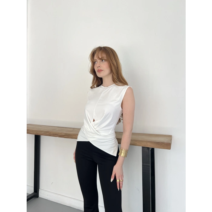 Bel Pencere Detaylı Bluz Beyaz