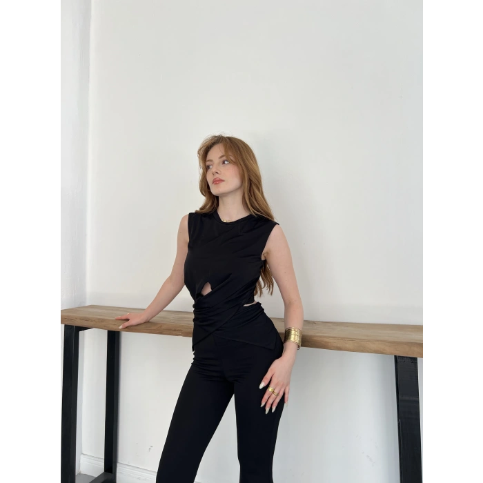 Bel Pencere Detaylı Bluz Siyah