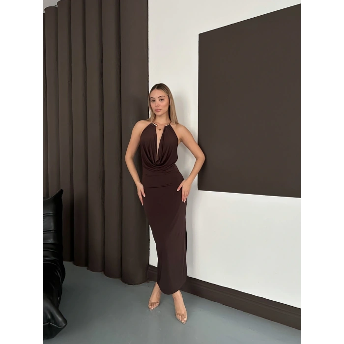 Boyun Eksesuar Detaylı Sandy Dekolte Elbise Acı Kahve