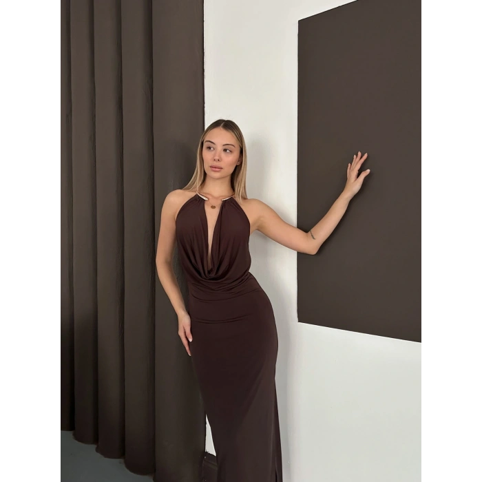 Boyun Eksesuar Detaylı Sandy Dekolte Elbise Acı Kahve