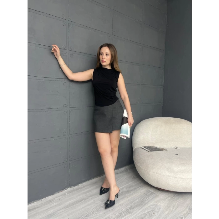 Büzgü Detay Dik Yaka Bluz Siyah