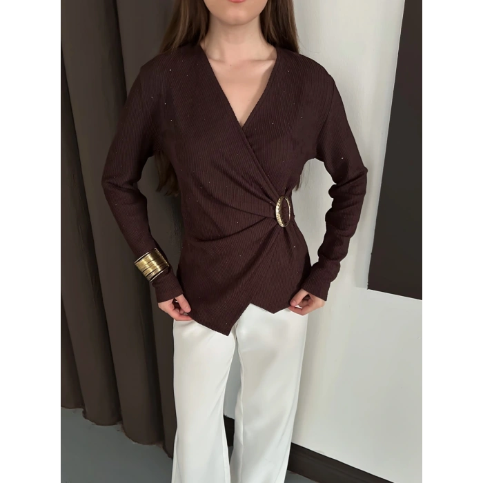 Kruvaze Yaka Aksesuar Detaylı Simli Bluz Acı Kahve