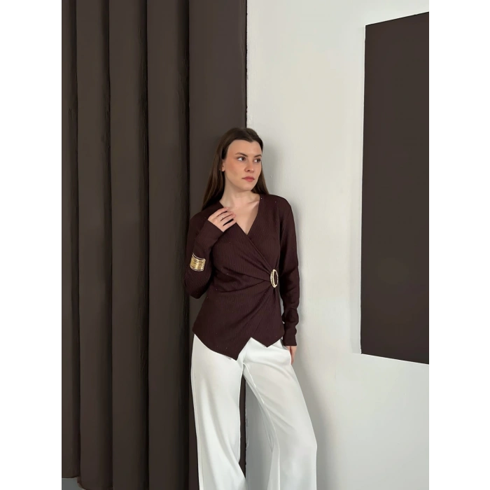 Kruvaze Yaka Aksesuar Detaylı Simli Bluz Acı Kahve